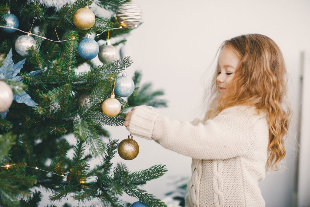 meisje bij kerstboom